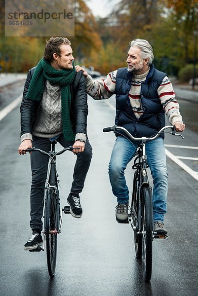 Fahrradfreunde auf der Straße