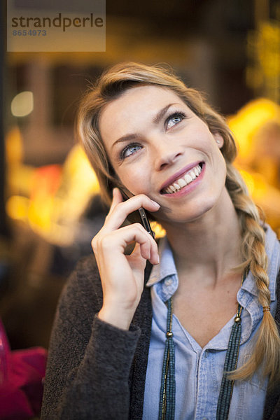 Frau mit Handy beim Telefonieren