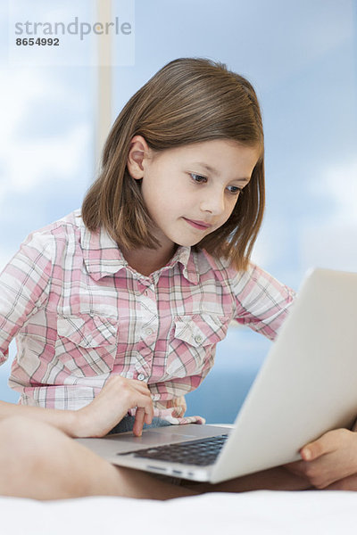 Mädchen mit Laptop-Computer