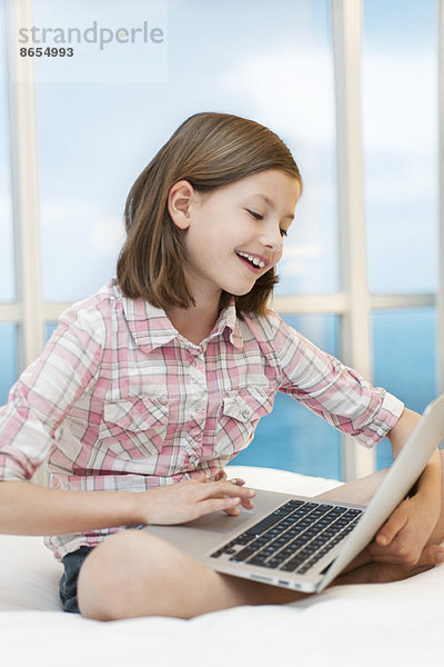 Mädchen mit Laptop-Computer  lächelnd