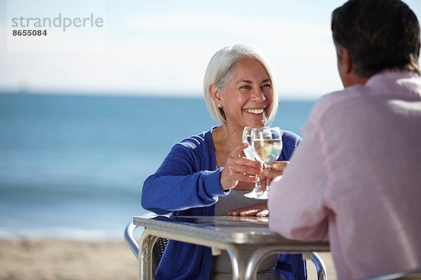 Paar genießt Wein am Meer