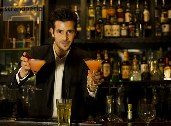 Barkeeper serviert Cocktails