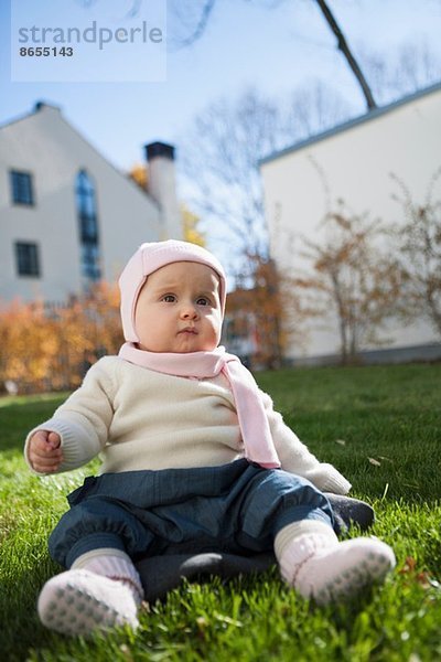 Baby sitzend auf Gras