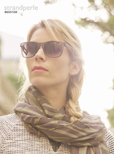 Frau mit Sonnenbrille und Schal  Portrait