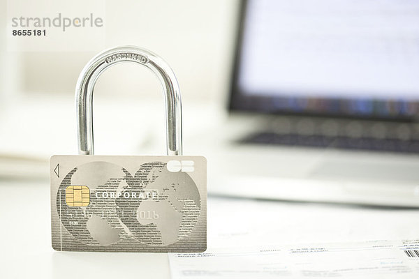 Kreditkarte und Schloss für die Sicherheit im Internet