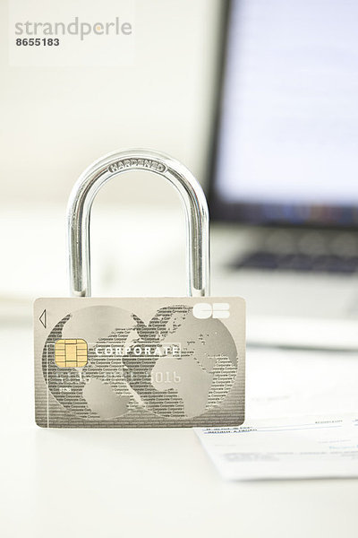 Kreditkarte und Schloss für die Sicherheit im Internet