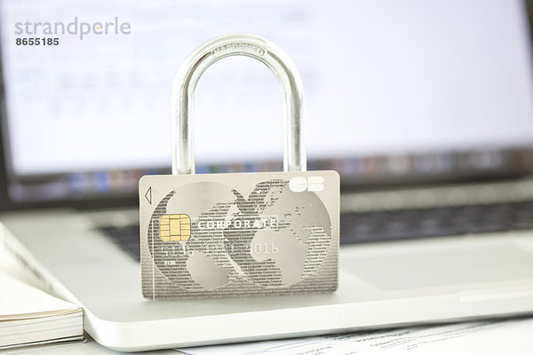 Kreditkarte und Schloss auf dem Laptop  die die Sicherheit des Internets repräsentieren.