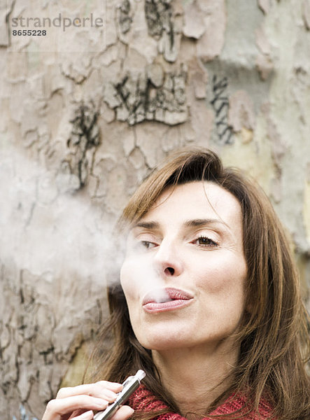 Frau raucht elektronische Zigarette