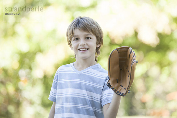 Junge im Baseball-Handschuh