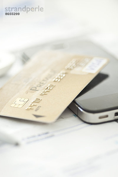 Kreditkarte ruht auf dem Smartphone