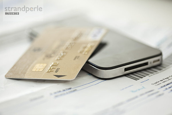 Kreditkarte ruht auf dem Smartphone