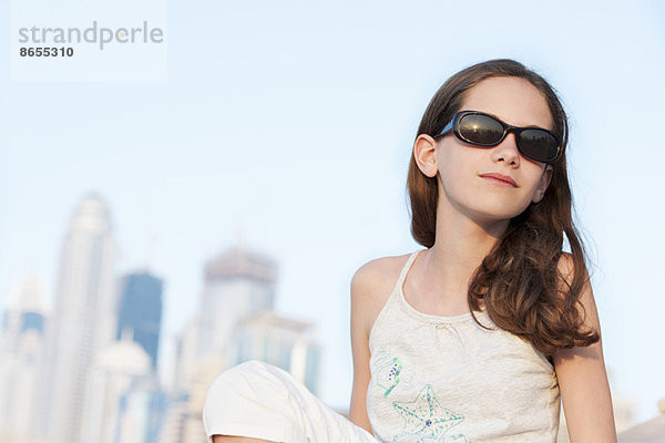 Preteen Mädchen entspannen im Freien  mit Sonnenbrille