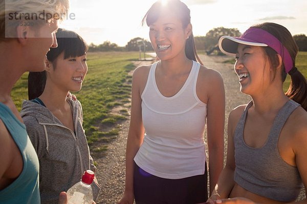 Personal Trainer im Gespräch mit Kundengruppe