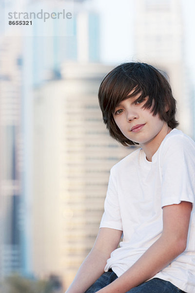 Teenager-Junge im Freien sitzend  Portrait
