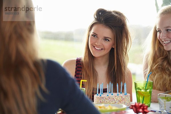 Teenager Mädchen und Freunde genießen Geburtstag