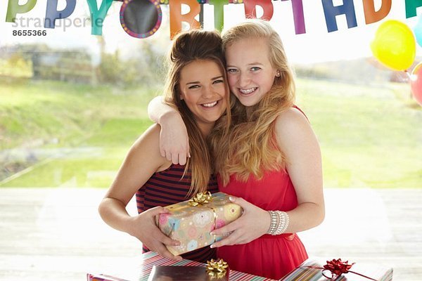Teenagerin und Freundin mit Geburtstagsgeschenk