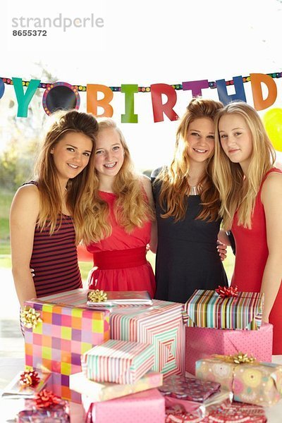 Teenager Mädchen und Freunde mit Geburtstagsgeschenken