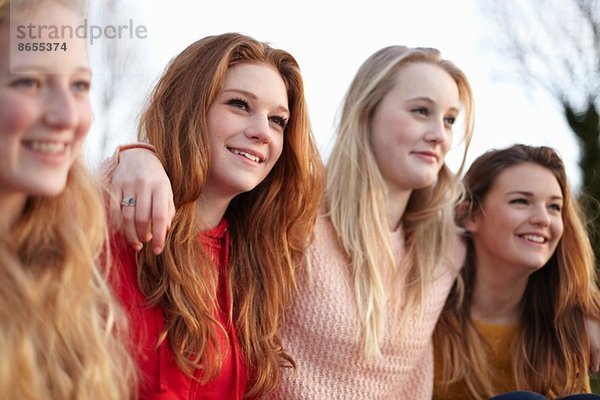Vier Teenager-Freundinnen posieren für das Porträt