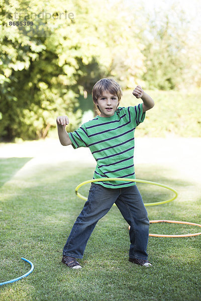 Junge spielt mit Hula-Reifen im Hof