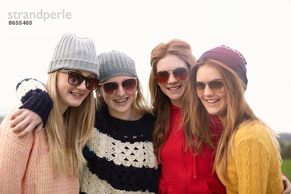 Vier Teenager-Mädchen mit Sonnenbrille
