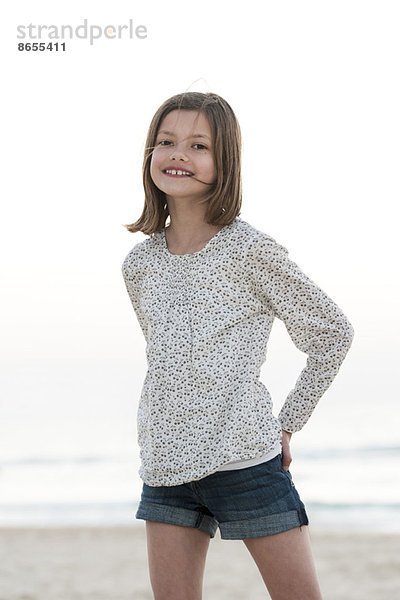 Mädchen am Strand stehend  lächelnd  Portrait