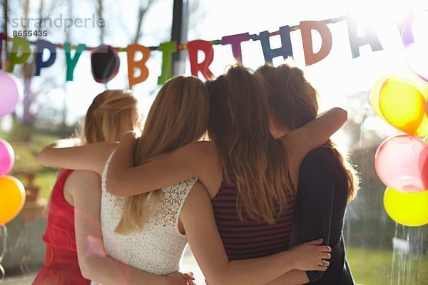 Vier Teenager-Mädchen feiern Geburtstag