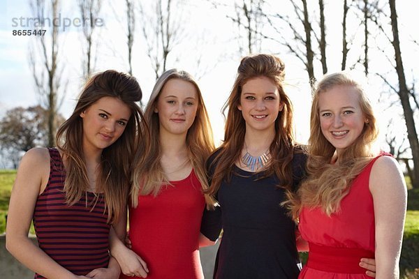 Porträt von vier Mädchen im Teenagerkleid für die Party