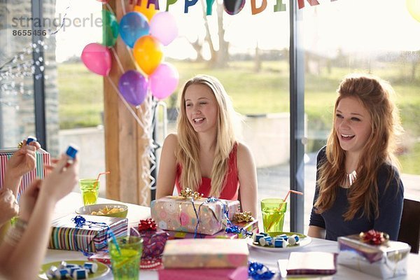 Teenager Mädchen und Freunde genießen Geburtstagsparty