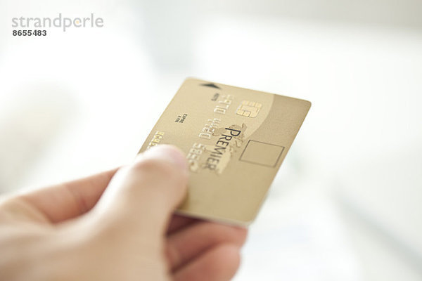 Handgehaltene Kreditkarte