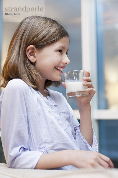 Mädchen trinken ein Glas Milch