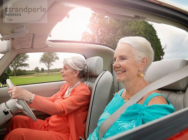 Seniorinnen im Cabrio fahren