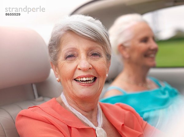 Zwei ältere Frauen fahren im Cabriolet