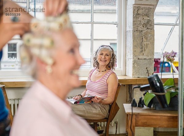 Seniorinnen beim Friseur