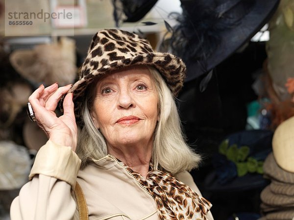 Glamouröse Seniorin mit Leopardenfellhut