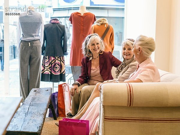 Seniorinnen machen eine Pause in der Boutique