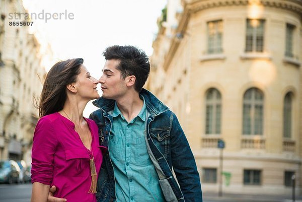 Junges Paar küsst sich auf der Straße  Paris  Frankreich