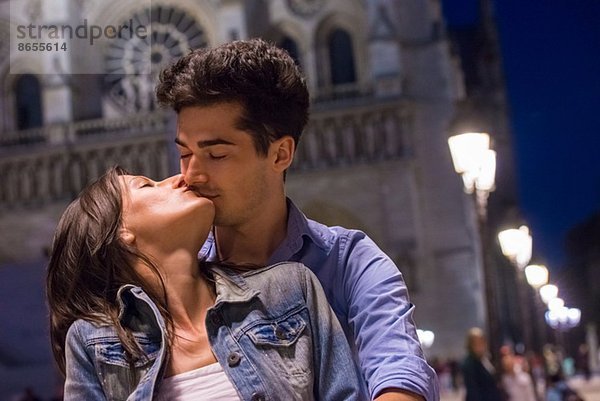 Junges Paar küsst sich nachts  Paris  Frankreich
