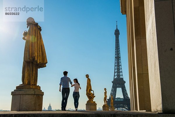 Junges Paar beim Spaziergang am Eiffelturm  Paris  Frankreich