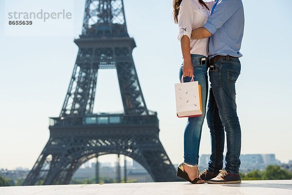 Junges Paar vor dem Eiffelturm  Paris  Frankreich