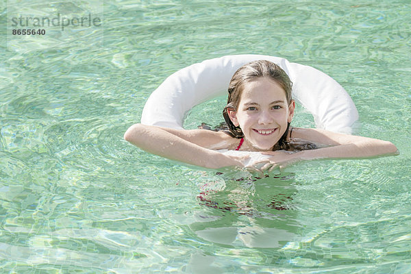 Mädchen im Schwimmbad schwimmend  Portrait