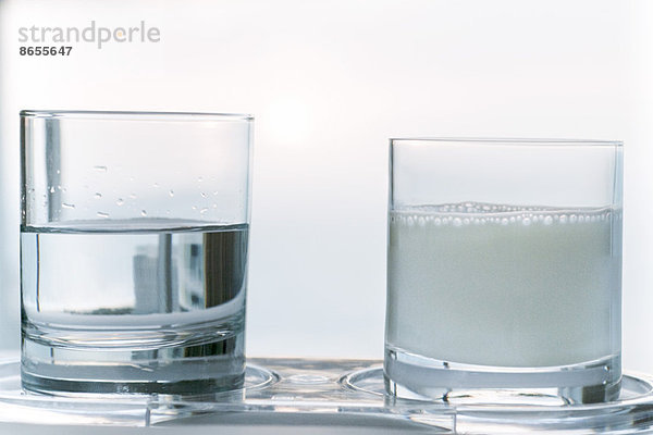 Gläser mit Wasser und Milch
