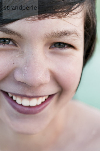 Teenager-Junge lächelt fröhlich  Porträt