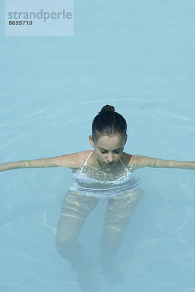 Junge Frau im Schwimmbad  Augen geschlossen