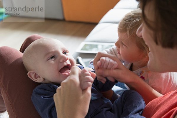 Schnappschuss von Mutter  Junge und weiblichem Kleinkind