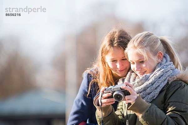 Teenager-Mädchen mit Kamera