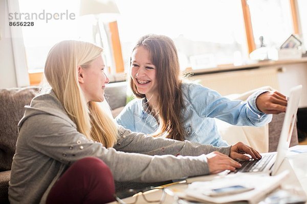 Teenager-Mädchen mit Laptop zu Hause