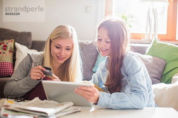 Teenager-Mädchen nutzen Tablette für Online-Shopping