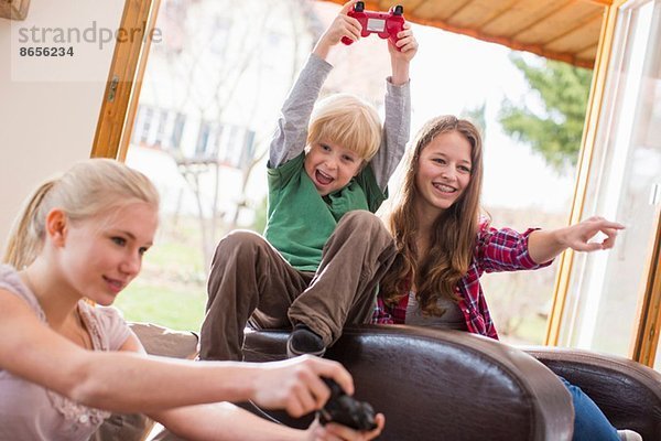 Teenager Mädchen und Jungen spielen Spielekonsole