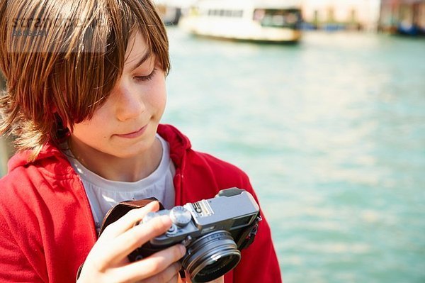 Junge  der Fotos vor der Kamera überprüft  Venedig  Italien
