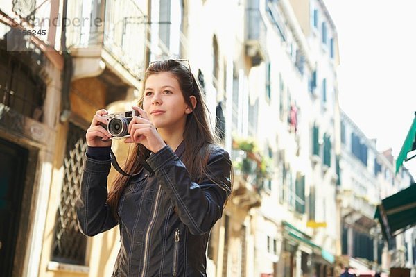 Mädchen erkundet mit der Kamera  Venedig  Italien